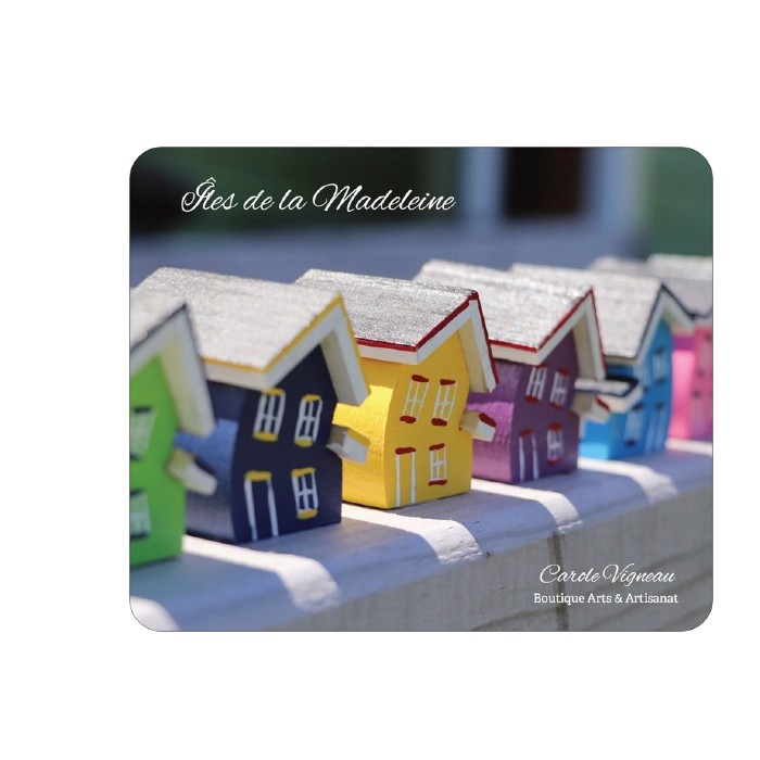 Tapis de souris pour l’ordinateur de bureau avec la photo des petites maisons croches inspirées par le vent des Îles-de-la-Madeleine.