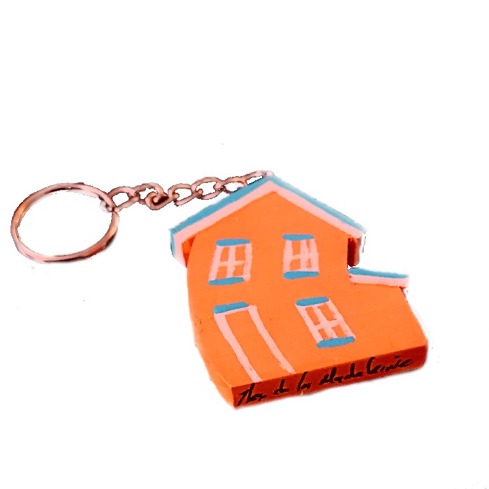 Une belle et coquette petite maison orange peinte  à la main, taillée dans du bois de pin. Dimension : 4 x 4cm environ