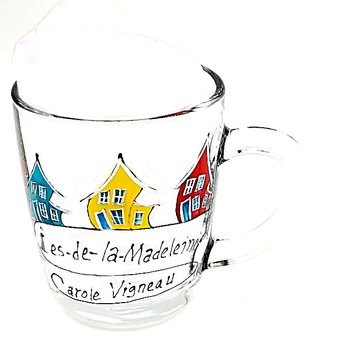 Vaisselle peinte à la main avec de jolies maisons croches aux couleurs des maisons des Îles-de-la-Madeleine